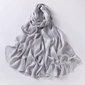 Dettaglio dello hijab in chiffon grigio argento con eleganti motivi floreali in strass - Grigio