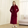 Dicker roter Flanell-Bademantel für Damen und Herren mit Schalkragen und Bindegürtel - XL / Weinrot (Damen)