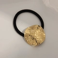 Elastic hair tie with a round gold textured metal plate in a minimalist design - Pattern Round Gold