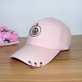 Dettaglio cappello rosa con anelli in metallo e ciondolo a forma di faccina sorridente - Adulto Regolabile 55-59cm / Smiley Grande (Rosa)