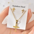 Set aus goldener Edelstahl-Halskette und Kreuz-Ohrsteckern auf einer Displaykarte - TT-002/Gold Kreuz