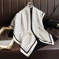 Elegante pañuelo de seda blanco con lunares negros drapeado sobre un top negro - Blanco