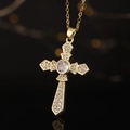 Dettaglio di una collana a croce placcata oro con micropavé di zirconi su fondo nero - Croce con Diamanti e Pietra Rotonda Oro (款式36)