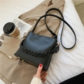 Borsa a secchiello in pelle nera opaca con manico intrecciato e tracolla regolabile - Nero