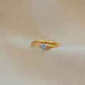 Bague minimaliste en acier titane doré avec une pierre bleue ronde sertie à six griffes - Doré / US 7