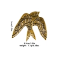 Broche hirondelle dorée vintage avec gravures de feuilles et finition métallique - Forme d'hirondelle volante (C2333-5)