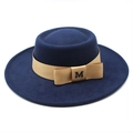 Detailansicht der dunkelblauen Wollhut-Krone mit Champagner-Band und M-Metall-Logo - M (56-58cm) / Marineblau