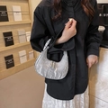 Silberne Halbmond-Schultertasche mit metallischer Plissee-Textur und modernem Design - Silber