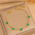 Dettaglio di bracciale in oro 18K con ciondoli a cuore verdi su scatola - Cuore in Conchiglia Verde (Oro)