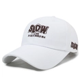 Weiße Baseballkappe aus Baumwolle mit hochwertiger brauner Slow Life Stickerei und Schirm - Verstellbar / Weiß