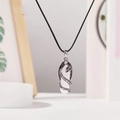 Détail d'un pendentif dragon en argent enroulé autour d'un prisme en cristal blanc - Cristal blanc