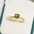 Detail of square-cut green emerald ring with gold band and side diamonds on white velvet - Square Cut Green Gemstone Row Diamonds Style (金色11)