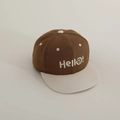 Dettaglio del ricamo Hello e tela bicolore su un cappellino hip-hop per bambini - 50-54cm / Caffè