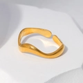 Anillo abierto ondulado minimalista en acero dorado sobre base de piedra geométrica - Talla 7 (Ajustable) / Dorado