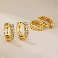 Orecchini a cerchio dorati con design a incrocio a X traforato e pietre di zircone lucide - Cerchi in zirconia a croce a X cava