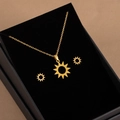 Conjunto de joyas de sol dorado con collar y pendientes en caja de regalo negra - X478