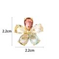 Dettaglio della spilla a fiore da 2,2 cm con petali di cristallo multicolore e oro - Spilla Fiore Colorata (XX0070) / Colorato