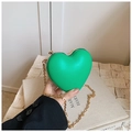 Detalle del mini bolso verde con forma de corazón, cadena de metal dorado y textura mate - Verde