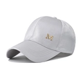 Detalle de gorra de béisbol de satén gris claro con logotipo M metálico brillante - Plateado / Ajustable