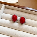 Macro de pendientes ovalados en esmalte rojo con borde plateado mate en joyero beige - Rojo Ovalado