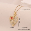 Collana a foglia oro con coccinella rossa e cristalli pavé su sfondo minimalista - Stile Coccinella su Foglia Micro Pave (4#)