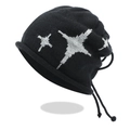 Détail d'un bonnet en maille noire avec motifs d'étoiles argentées et cordons décoratifs - Taille unique / Noir