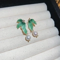 Macro de boucles d'oreilles feuilles vertes avec perles sur un présentoir blanc - Feuille Verte Perle (Tige en Argent)