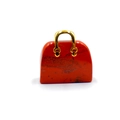 Dettaglio macro di un ciondolo in diaspro rosso a forma di borsa con gancio dorato lucido - Diaspro Rosso