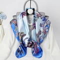 90cm Seiden-Satin-Halstuch mit Paisley-Muster in Hellblau auf weißem Hemdkragen - Blau