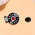 Retro Rock'n'Roll Vinyl Plattenspieler Emaille Pin mit roten und schwarzen Details - Rock Roll Plattenspieler