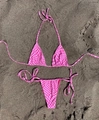Roze en witte geruite bikini set met zijsluitingen plat liggend op een fijn zandstrand decor - M / Roze