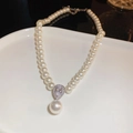 Detalle macro de collar de perlas estilo francés con colgante de circón en bandeja blanca - Blanco