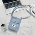 Dettaglio borsa porta cellulare in denim azzurro con stelle e bottone rosso su tessuto - Stella Azzurro