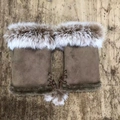 Guanti invernali senza dita in finta pelle scamosciata con pelliccia e pompon decorativi - Taglia unica / Cachi