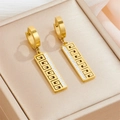 Pendientes rectangulares dorados con diseño de greca griega e incrustaciones de cristal - Pendiente de aro dorado con greca y circonita (G407)