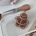 Bruine peperkoekmannetje pluche sleutelhanger met borduursel in witte metalen mand - Stoffen Peperkoekman Hanger
