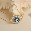 Gouden ketting met blauwe Evil Eye-hanger op een elegante schelp achtergrond - Donkerblauw