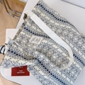 Detalle del bolso tote de lona floral con etiqueta Animal Patterns y patrones azules - Azul Oscuro de Rayas Floral
