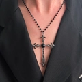 Gothische kruisketting met zwarte kralen en vintage metalen hanger met donkere edelsteen - Gun Black (A-67)