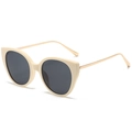 Schicke Cat-Eye-Sonnenbrille in Creme mit Goldbügeln aus Metall in einer 45-Grad-Seitenansicht - Cremeweißer Rahmen Graue Gläser
