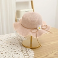 Dettaglio cappello di paglia rosa per bambini con bordo in pizzo e decoro a margherita - 54cm / Cappello / Rosa