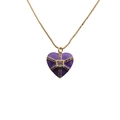 Détail du pendentif cœur violet avec croix dorée et cristaux sur chaîne fine - Violet