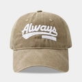 Detailsicht der Always-Stickerei auf einer verwaschenen Baumwollkappe in Khaki - Khaki