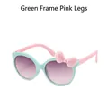 Dettaglio occhiali da sole cat-eye verde menta con fiocco rosa e lenti sfumate - Montatura Verde Aste Rosa