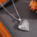 Dettaglio della collana a cuore argento con ala d'angelo e strass lucenti su grigio - Stile Cuore Ala d'Angelo Zirconia Argento (T026)