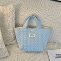 Hellblaue gesteppte Handtasche mit Herzmuster, gelbem Futter und weißem Druckknopf - Groß / Hellblau