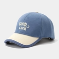 Dettaglio del ricamo Good Luck e dello smile sul berretto da baseball blu e color crema - Ricamo Good Luck / Blu