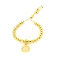 Detail van de 18k vergulde kralenarmband met verstelbare sluiting en roze bedel letter R - Letter R