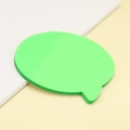 Note adesive verde brillante a forma di nuvoletta su sfondo di carta minimalista - Verde Neon