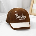 Λεπτομέρεια κεντήματος Boston και πλέγματος σε δίχρωμο παιδικό καπέλο μπέιζμπολ - Μέγεθος Νηπίου (48-50cm) / Σκούρο Καφέ